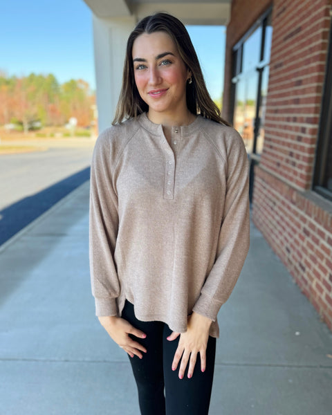 Logan REG/CURVY Henley Sweater in Ash Mocha