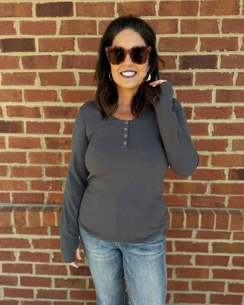 Tabitha REG/CURVY Snap Henley Top in Charcoal