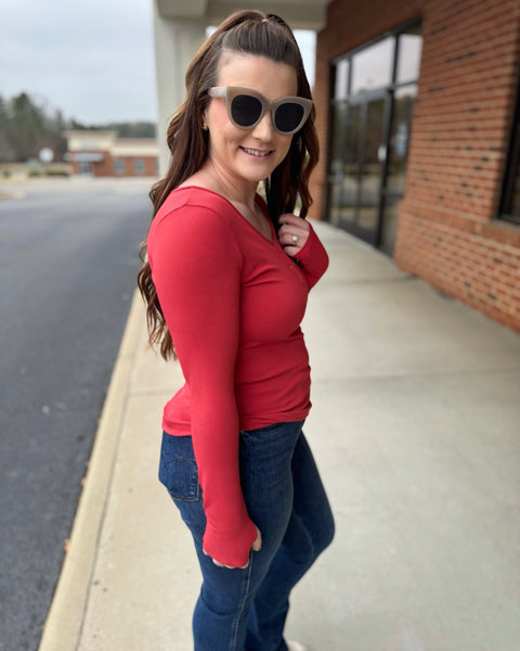 Tabitha REG/CURVY Snap Henley Top in Rusty Red