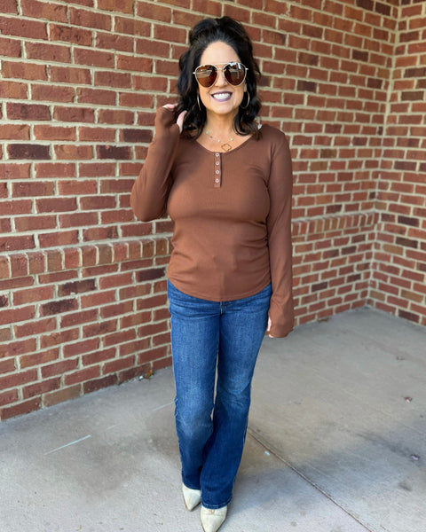 Tabitha REG/CURVY Snap Henley Top in Brown