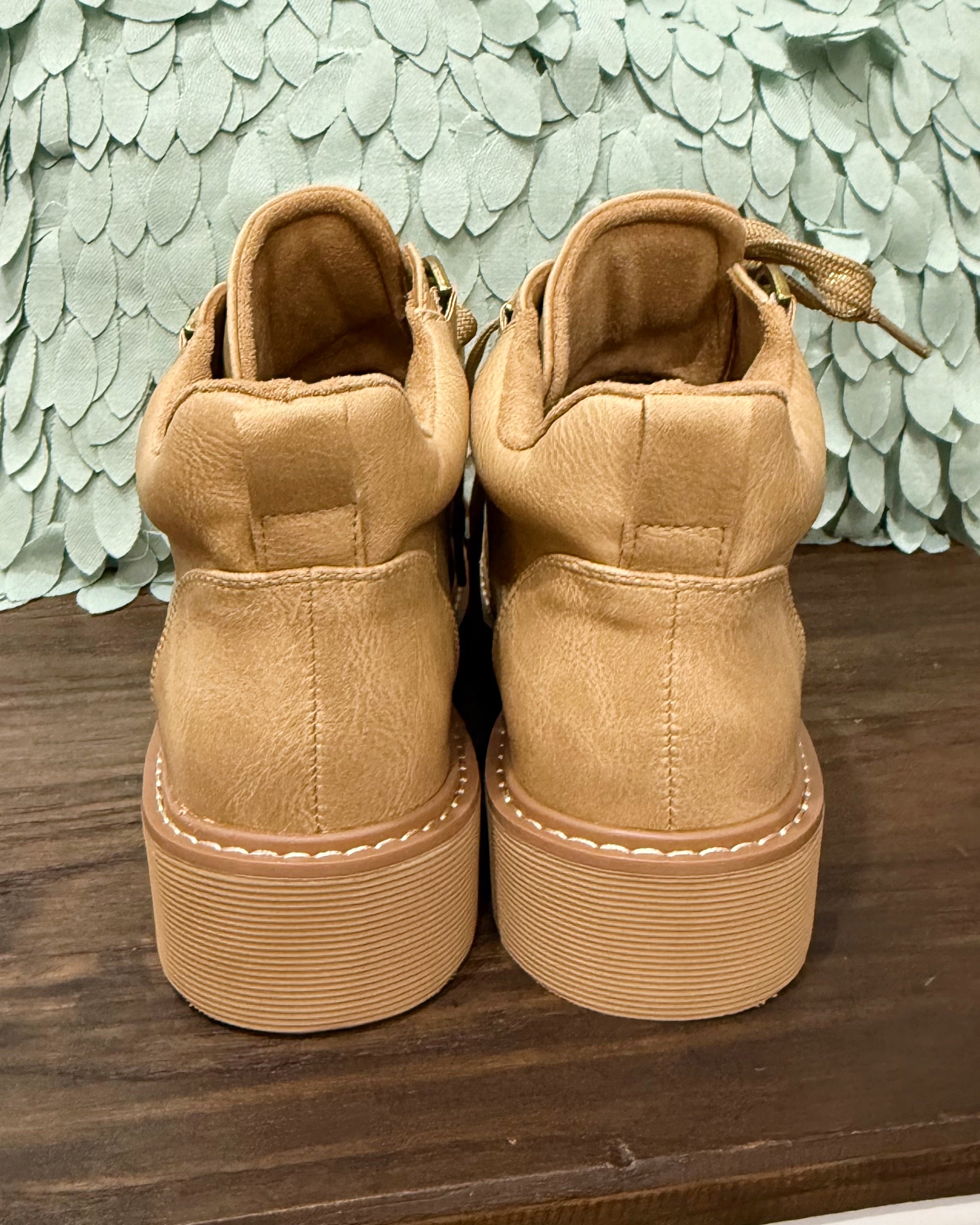 Corkys Campfire boots in almond.