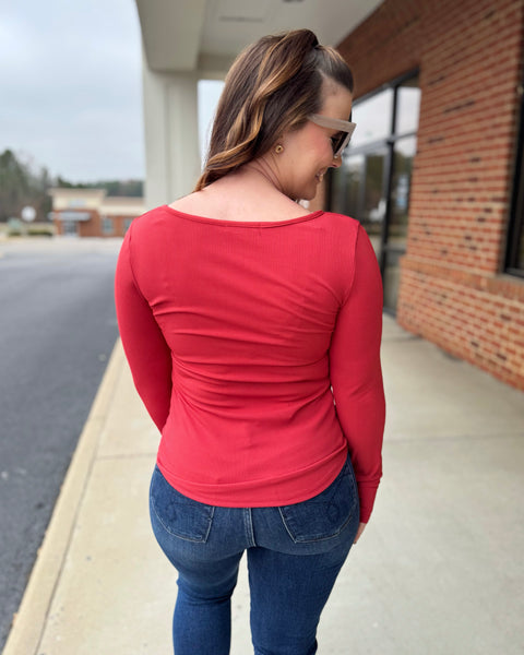 Tabitha REG/CURVY Snap Henley Top in Rusty Red