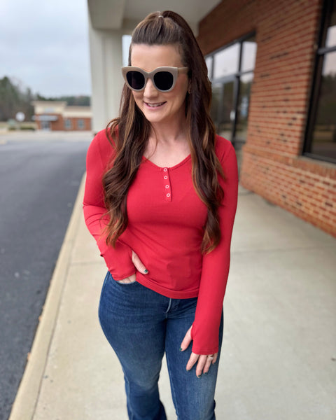 Tabitha REG/CURVY Snap Henley Top in Rusty Red